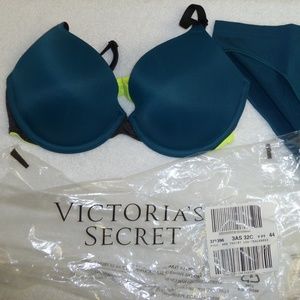 Victoria's Secrets Everywhere T-Shirt Bra/Panty